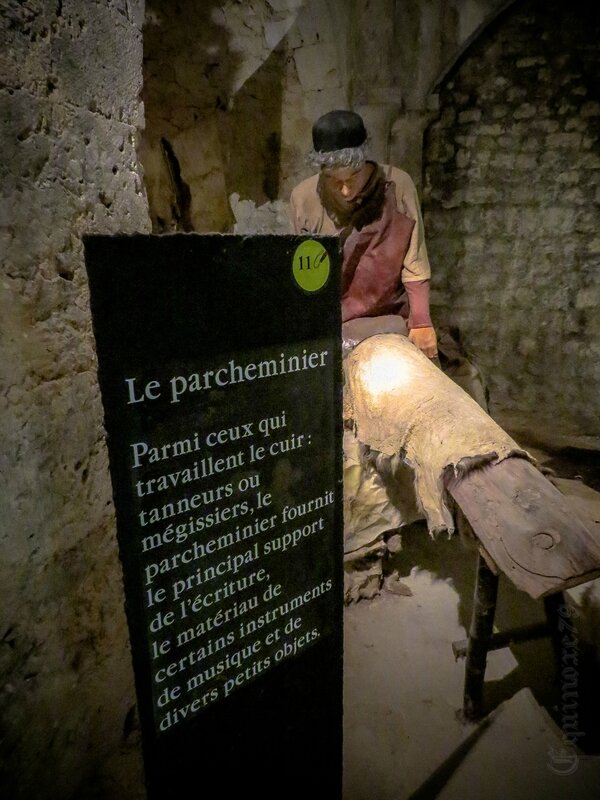 le parcheminier fournit le principal support de l'écriture Cité Médiévale de Provins (4)
