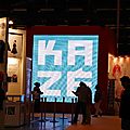 Ecran géant sur le stand Kaze