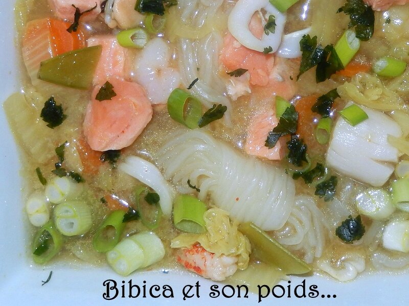 Bouillon miso aux fruits de mer, saumon, konjac et chou chinois {plat complet} gros plan