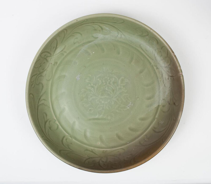 A large celadon glazed porcelain dish with incised floral design, Ming dynasty