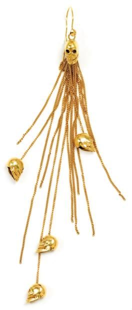 Un pendant d'oreille «Vanité» En or jaune, orné de cinq crânes suspendus à des chaînes d'or. photo Marc-Arthur Kohn