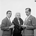 01/04/1955, new york, ambassador hotel - marilyn, ed murrow et milton