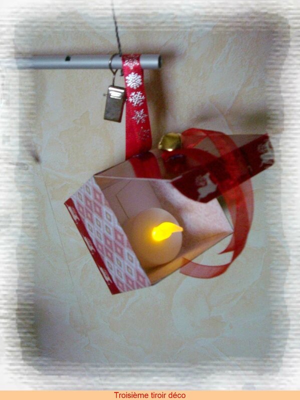 Décorations de noël avec objets à recycler 8: une suspension lumineuse dans  le sapin avec un emballage de crème - Troisième tiroir Déco