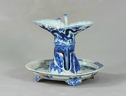 Blue-and-white wine vessel 'jue' and its stand with the design of waves and dragon, Yongle period (1403-1424)