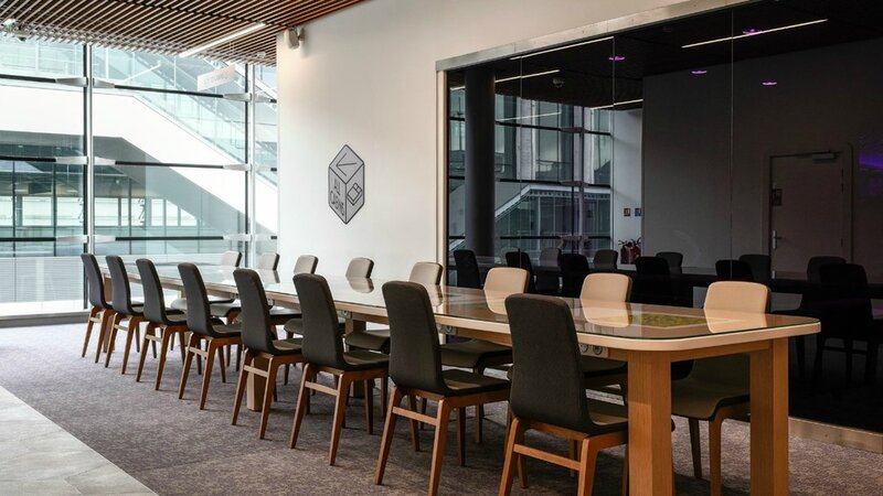 co-working-club-lounge-yotelair-1280x720