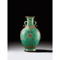 Important vase en porcelaine de la famille rose. chine, dynastie qing, marque et époque qianlong (1736-1795)