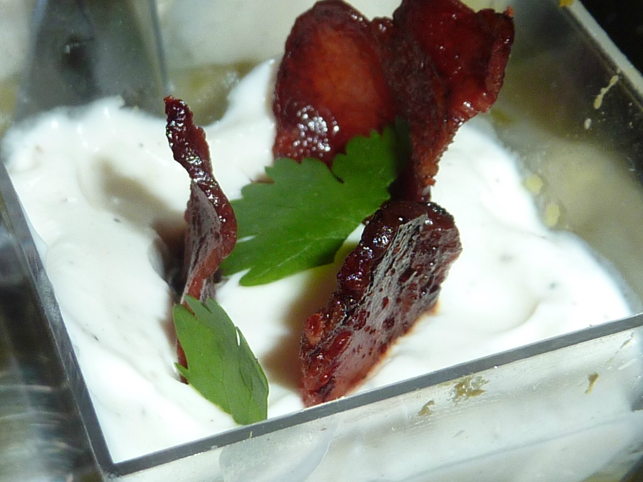 Mini verrines mousse de petits pois, crème et croustillant de lard - Le  sachet d'épices