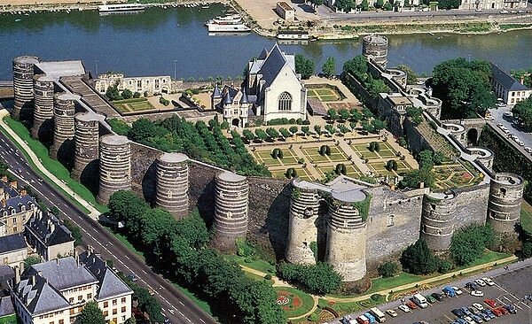 600px-Angers_chateau_1994_vueaerienne