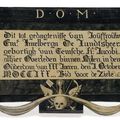 Panneau funéraire à décor peint d'une vanité, de chutes de fleurs, quartefeuilles, d'un voile, des initiales D. O. M. et d'une épitaphe. Flandres, XVIIIe siècle.