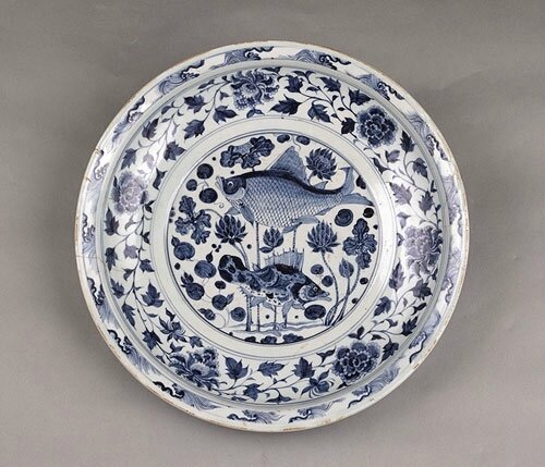 Blue-and-white porcelain plate with the design of lotus flowers and double fishes, Yuan Dynasty (1271-1368)