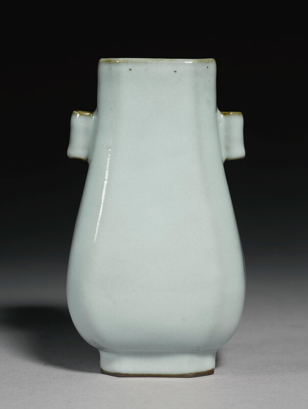 A fine Guan-type vase, Hu, Qianlong seal mark and period (1736-1795)