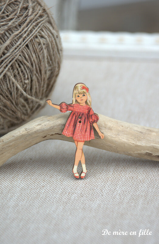 fillette blonde robe rouge à carreaux