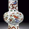 Rare vase en porcelaine wucai, gu. chine, dynastie ming, marque à six caractères et époque wanli (1573-1619)