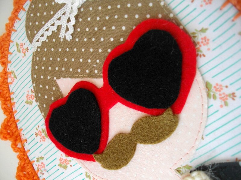 cadre-portrait-artistique-couture-lunetts-coeur-soleil-moustache-fille-à-frange-dame-moustache-défi