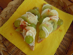 crostini_courgette_chevre_kiwi_raisin
