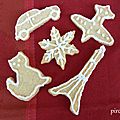 Petits biscuits sablés de pourim avec glaçage royal