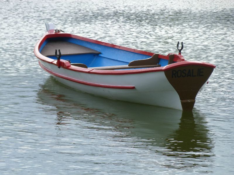 Une Barque Sur Un Lac En Juillet Photo De De L Eau Les 2 Mains Gauches