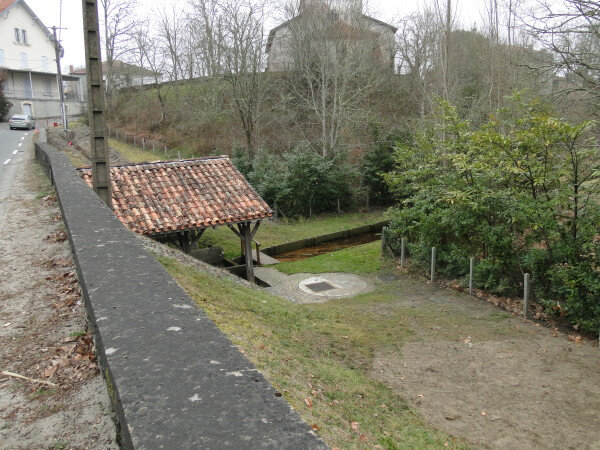Photo-vue-sur-le-lavoir-et-ruisseau-Capcos
