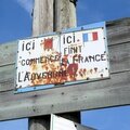 panneau : ici finit la France ici commence l'Auvergne