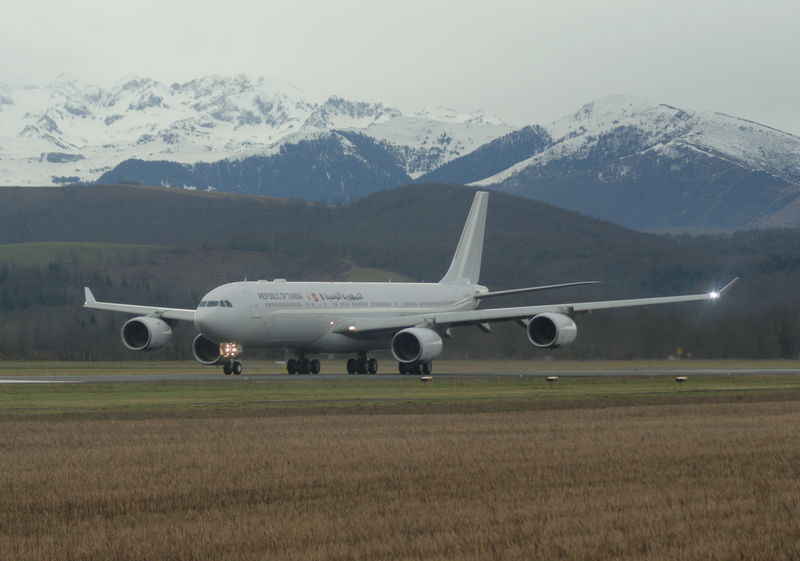 Aéroport Tarbes-Lourdes-Pyrénées: Republic of Tunisia: Airbus A340-541 ...