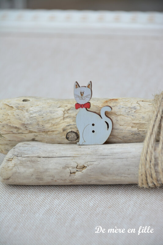 chat gris noeud rouge