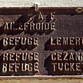 Plaques de cocher insolites dans les hautes-alpes