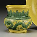 A yellow and green-glazed incised jar (zhadou), jiaqing mark and period (1796-1820)