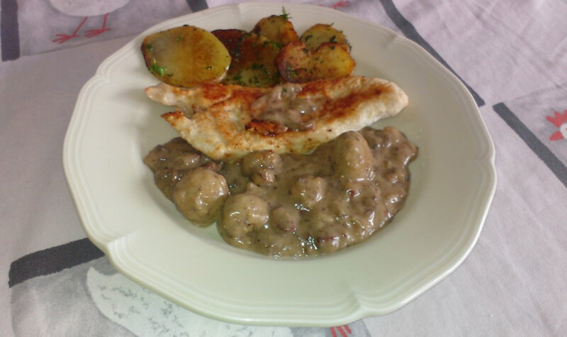 Filets de dinde poêlés à la sauce veloutée de champignons et pommes de terre sarladaises 1