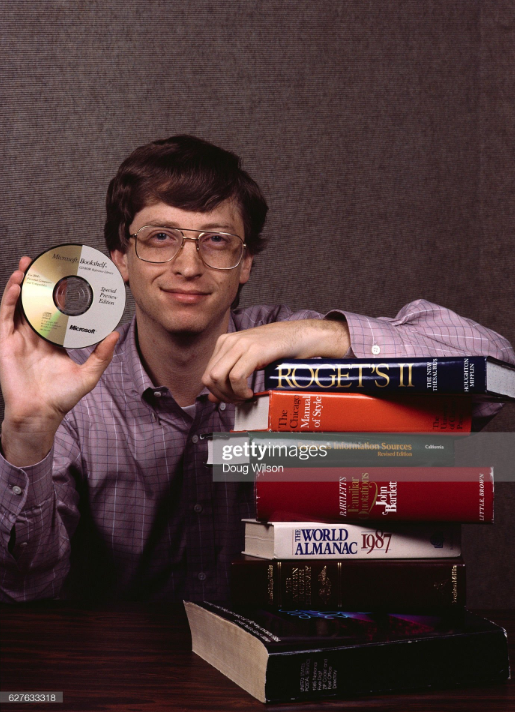 2022-05-31 21_49_50-Microsoft Co-founder Bill Gates Holding a CD-ROM Photo d'actualité - Getty Image