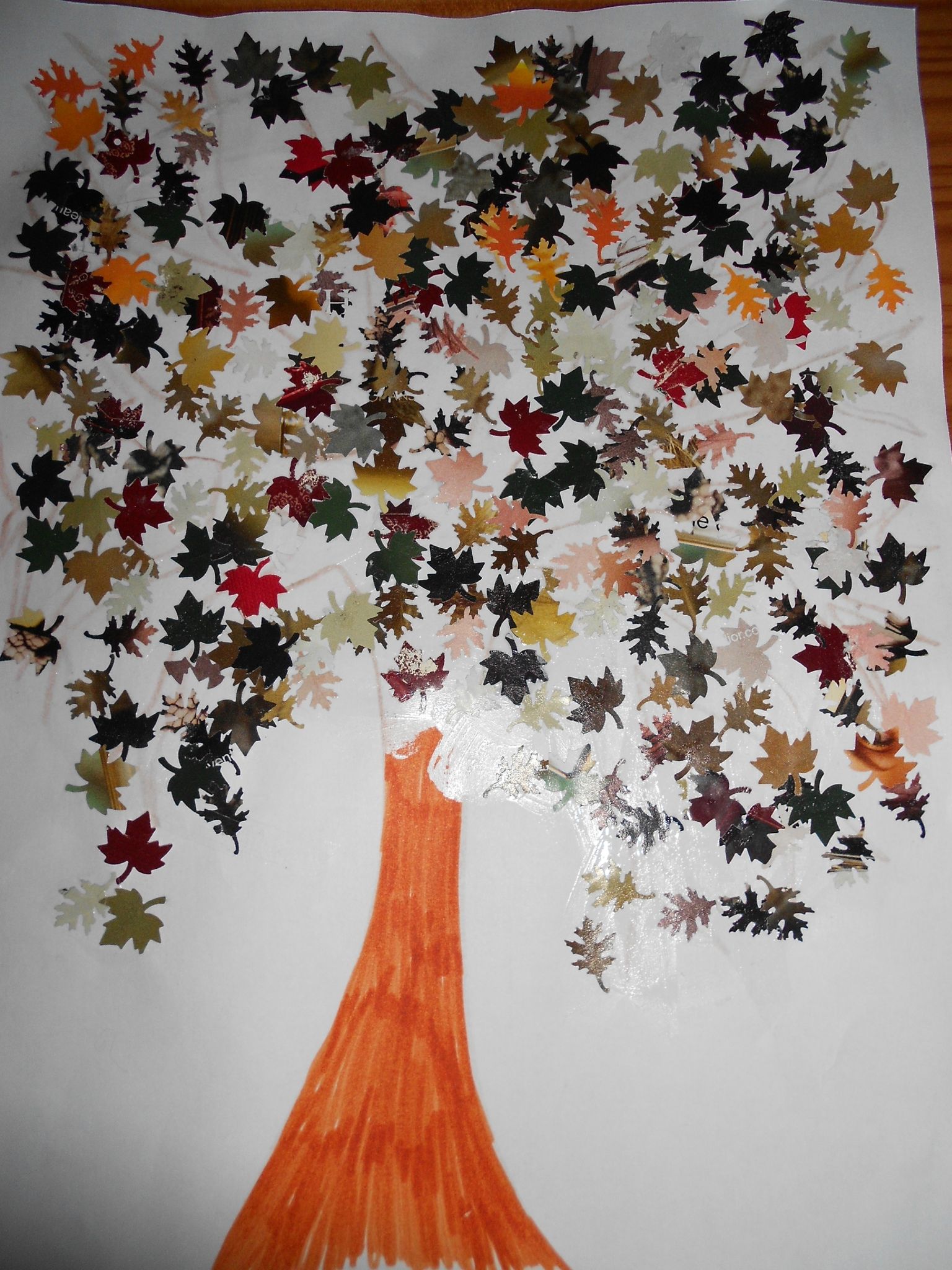 Herbier enfants : collage de fleurs et feuilles d'automne sur un dessin -  Marie Claire