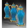 Garniture de trois vases balustres en porcelaine de chine turquoise d'époque kangxi (1662-1722) à monture de bronze doré