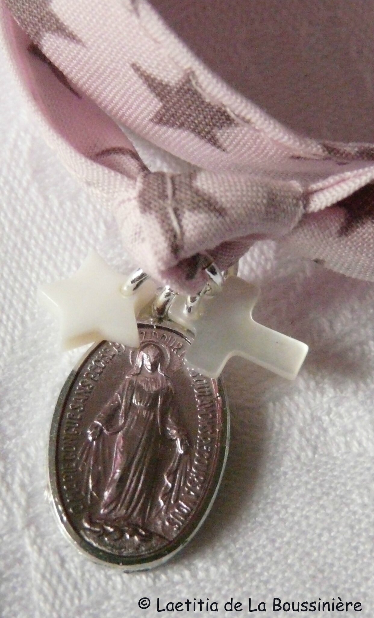 Bracelet Notre-Dame du Rosaire (sur ruban rose étoiles vieux rose) - détails