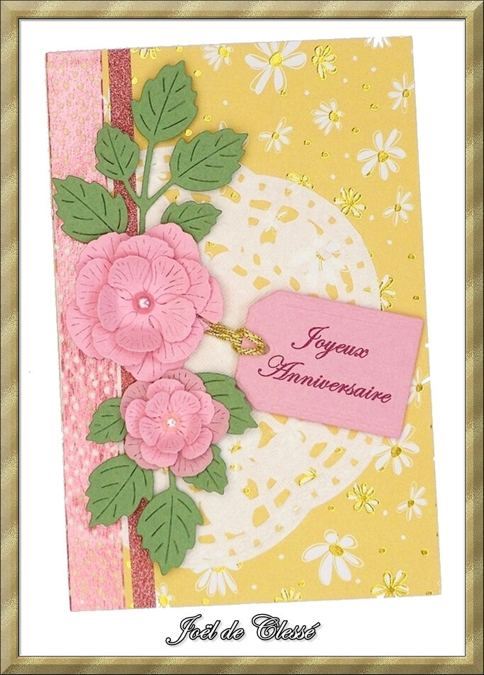 Carte Scrapee 10x15cm Joyeux Anniversaire Fond Jaune Fleurs Roses Et Wachi 24 10 19 1 Photo De Scrapbooking Loisirs Et Creas De Marie Et Joel