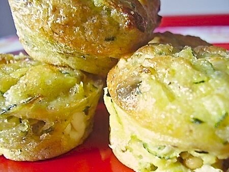 mini muffins courgettes, olives, féta, pignons