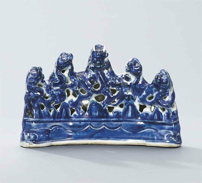 A blue and white 'dragon' brush rest, Wanli six-character in a line within a double rectangle and of the period (1573-1619)