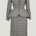 Balenciaga haute couture, printemps-été 1950. tailleur de jour à motif de fleurs, boutons en céramique hématite