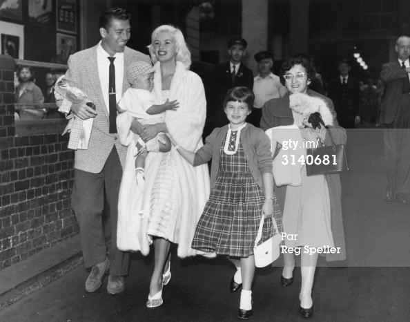 jayne-1959-09-05-london-with_family-1