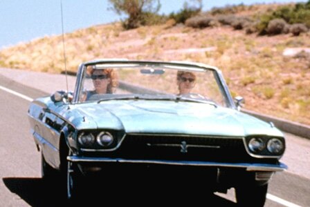 La troisième femme, c'est la voiture canon de Louise