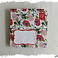Mail art et fleurs de saison : une enveloppe et sa carte passe ruban couleur dahlia 