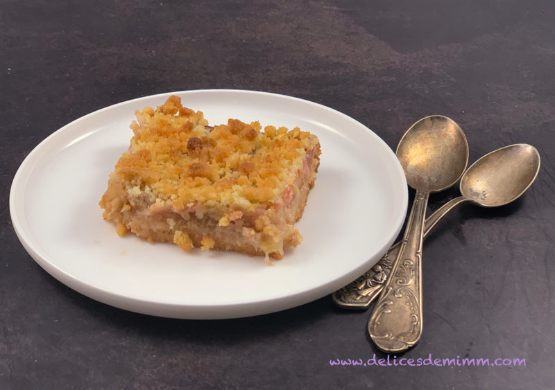 Petits carrés de crumble à la rhubarbe 3