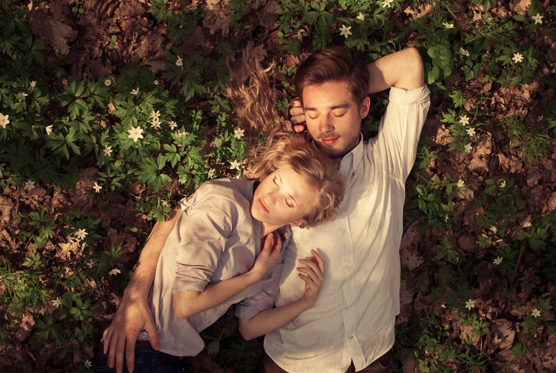 Fotolia_81866704_amoureux-couchés-herbe-printemps