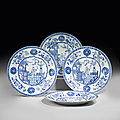 Quatre grands plats en porcelaine bleu blanc, Chine, dynastie Qing, XVIIIe siècle. Photo Artcurial