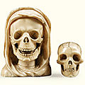 Petit crâne et memento mori entouré d'un linceul en ivoire d'éléphant, probablement France, XVIIe-XVIIIe siècle, et Allemagne du Sud, XIXe siècle