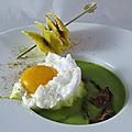 Crème d'asperges, raviolis aux cèpes et île flottante
