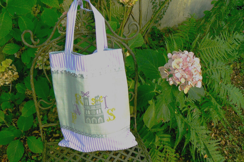 GRILLE BRODERIE POINT DE CROIX PARIS NOTRE DAME AUTOUR D'ELSA