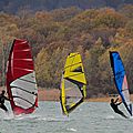 Windsurfeurs au taquet sur le lac de madine ce jeudi en début d'après-midi