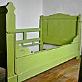Lit patiné: dormir au vert