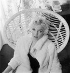 1956_feb_CecilBeaton_Black_WhiteFur_020_010_1