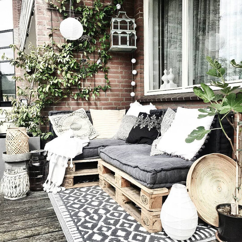 une-ribambelle-de-coussins-assure-une-atmosphere-cocooning-sur-le-balcon_6111571
