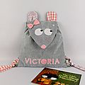 Sac maternelle souris personnalisé prénom Victoria gris rose poudre kindergarten backpack mouse personalized name